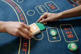 Người dùng Việt Nam chơi Live Casino baccarat trên điện thoại qua nền tảng 33wwin
